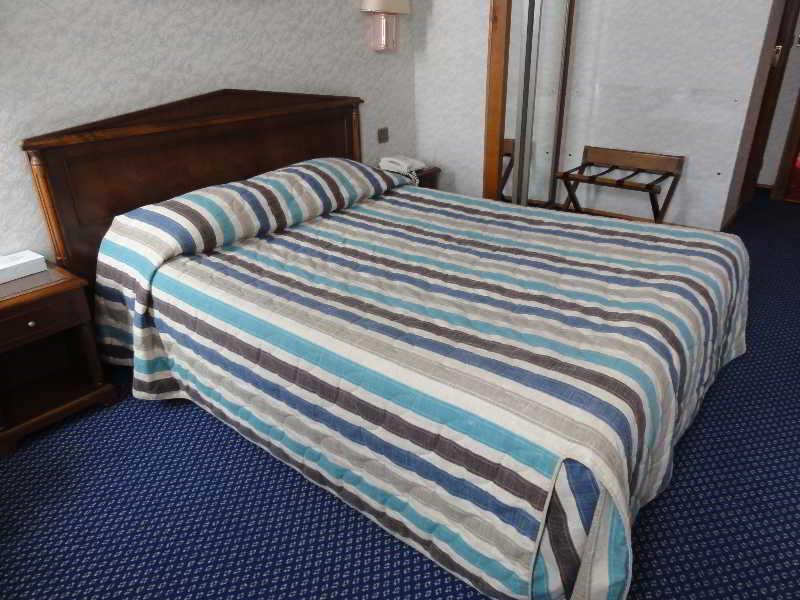 Meslay Republique Paris