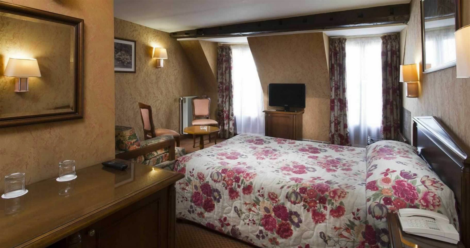 Meslay Republique Hotel